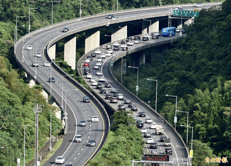 網傳「國道三號天橋上雷射槍可同時偵測多輛車取締超速開罰」。經查證，現行執法所使用雷射測速槍或固定式照相桿，均為一對一單點偵測超速。示意圖，與本新聞無關。（資料照）