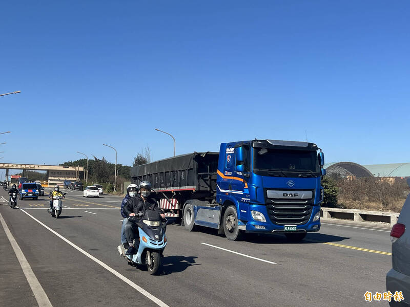 台中市龍井區龍昌路通勤時間車流量大，且經常有大卡車出入，引發上下班民眾安全顧慮。（記者林旻臻攝）