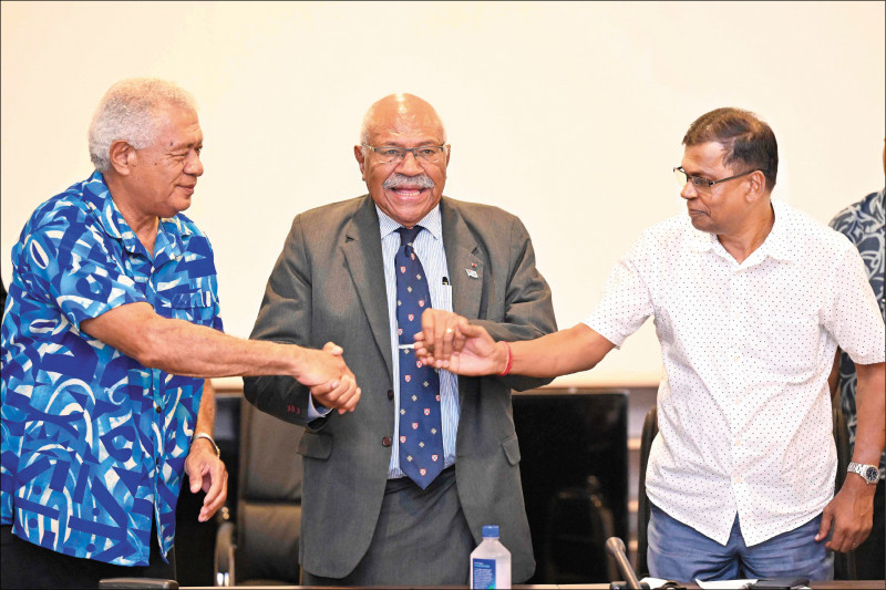 可望出任斐济新总理的人民联盟党领袖拉布卡（中），与民族联盟党领袖普拉萨德（右）、社会民主自由党主席贾鲁（Anare Jalu，左）20日在达成合作协议后携手。（法新社）(photo:LTN)