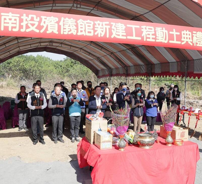 南投新建生命禮儀園區23日動土，縣長林明溱偕地方人士上香祈福。（南投縣政府提供）