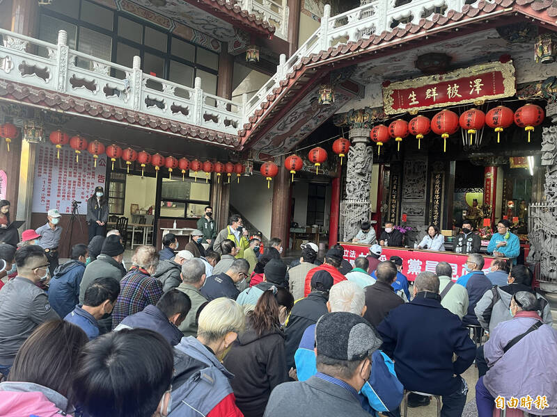 民進黨台中市黨部在烏日寶林寺舉辦黨員見面會，許多人不畏寒冷參加。（記者林旻臻攝）