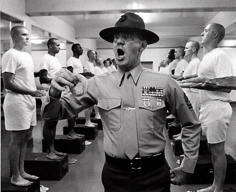 近日美国海军陆战队在研拟禁止新兵回应训练教官「Yes，Sir」，以避免性别歧视。图为电影《金甲部队》剧照。（美联社）(photo:LTN)