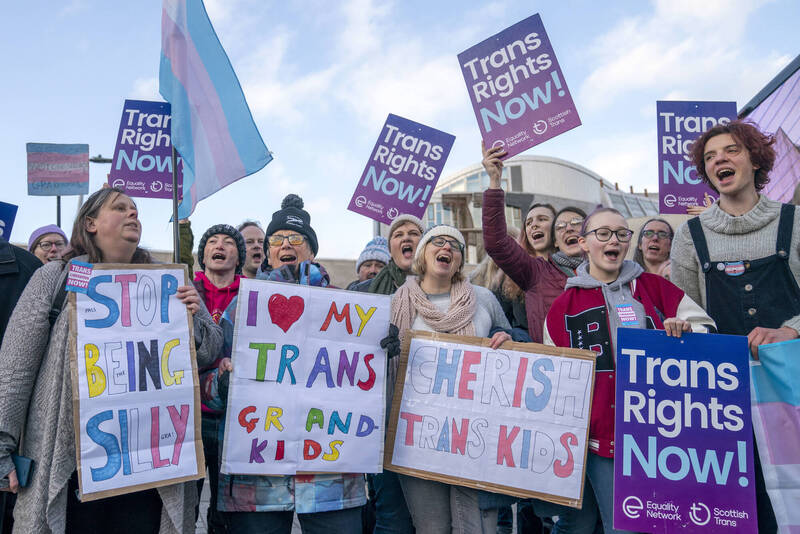 苏格兰议会昨日通过《性别认同改革法》，允许跨性别者以「自我宣称」方式申请更改法律性别，不须由医生开出性别焦虑症诊断。图为支持该法案通过民众于苏格兰国会外。（美联社）(photo:LTN)