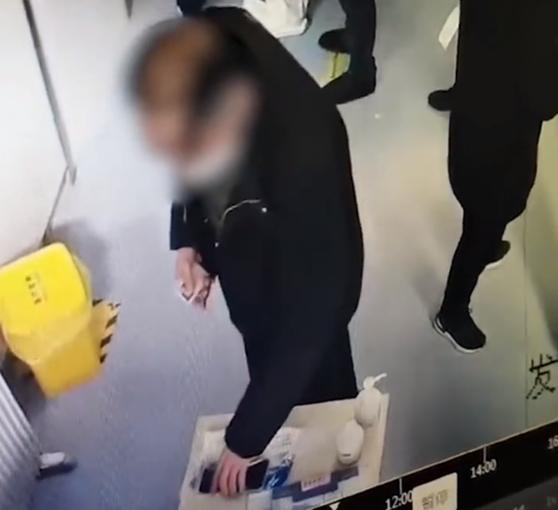 中国一名护理师在门诊忙得焦头烂额时，手机竟然被一名病患趁机偷走。（翻摄微博）(photo:LTN)