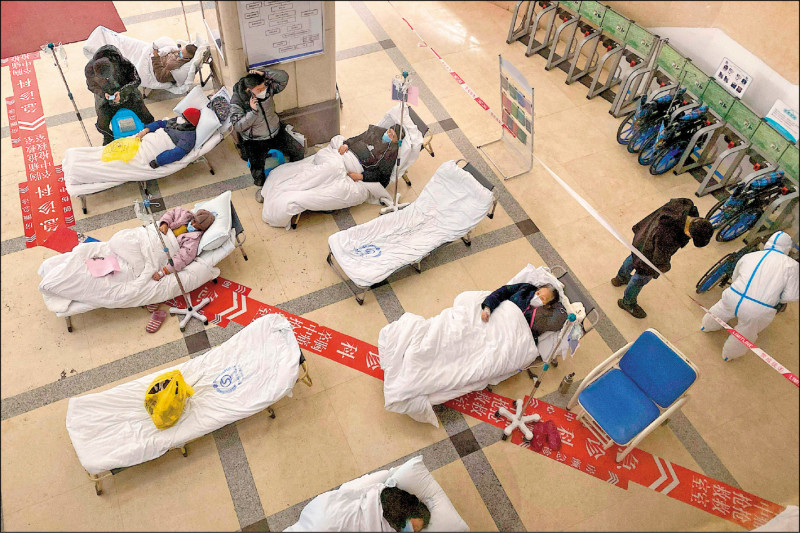 重庆市第五人民医院大厅23日挤满确诊病患。（法新社）(photo:LTN)