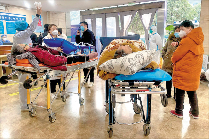 22日重庆医科大学附属第一医院急诊室内，确诊者躺在担架上等候治疗。（法新社）(photo:LTN)
