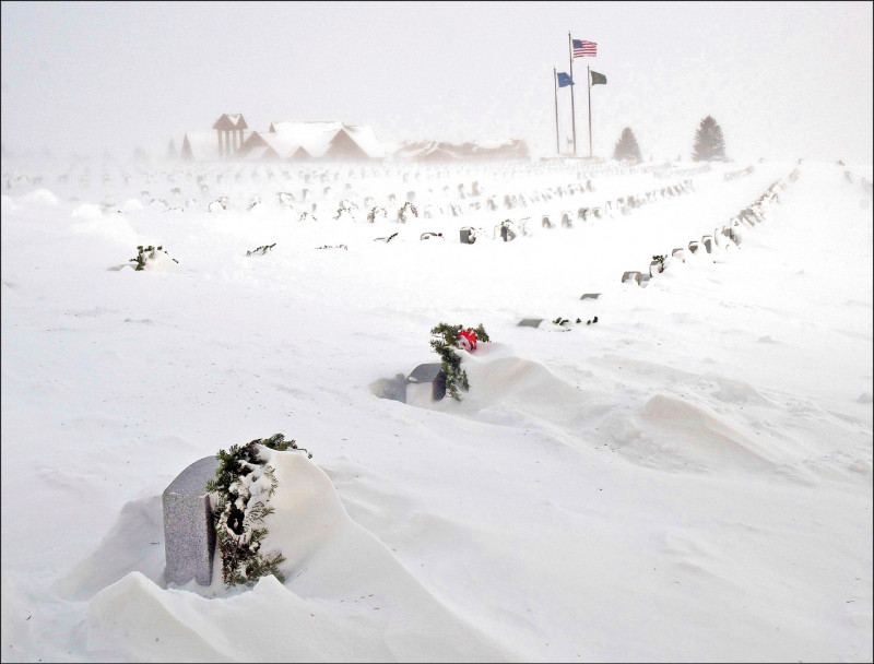 飘雪22日覆盖北达科他州曼丹市的退伍军人公墓墓碑。（美联社）(photo:LTN)