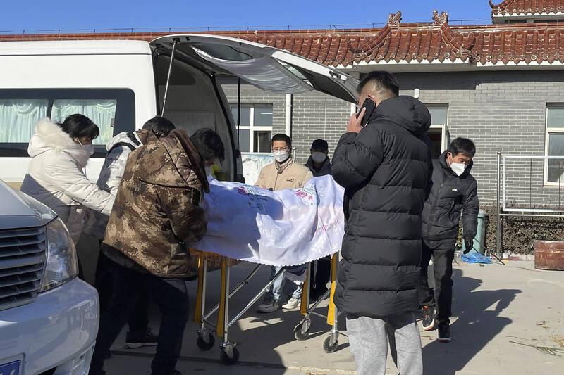 北京确诊及死亡人数直线上升，殡仪馆每天都有处理不完的遗体火化请託。（美联社）(photo:LTN)