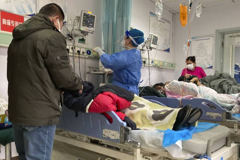 2022年12月21日，中国河北省中部涿州市的保定市第二中心医院的病床上躺满求诊病患。（美联社）(photo:LTN)