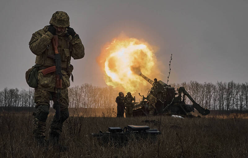 乌克兰军队12月16日在顿内茨克巴赫穆特（Bakhmut）附近向一处俄国阵地开砲。（美联社档案照）(photo:LTN)