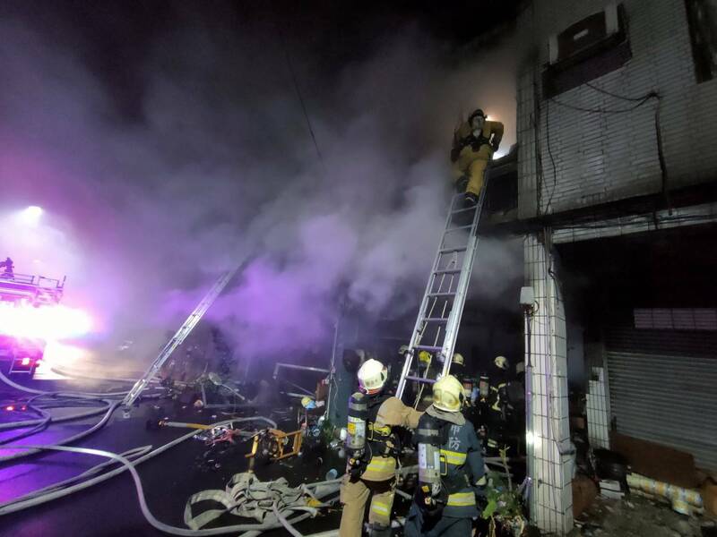 高雄市三民區旅順街一棟透天厝今晚近9點起火，消防員架長梯進入屋內。（民眾提供）