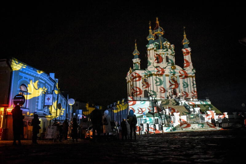 瑞士灯光艺术家霍夫斯泰特（Gerry Hofstetter）23日在基辅圣安德烈教堂打出和平鸽主题灯光艺术，为乌国民众带来一些耶诞佳节气氛和希望。（欧新社）(photo:LTN)