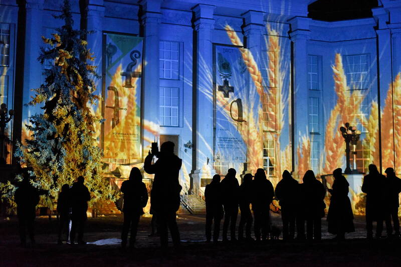 乌国民众23日在基辅的国家历史博物馆前欣赏瑞士灯光艺术家霍夫斯泰特的光影艺术。（欧新社）(photo:LTN)