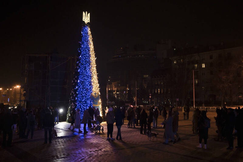 23日在基辅索菲亚广场上的耶诞树，在黑夜中点亮象征乌克兰的黄蓝色灯光。（美联社）(photo:LTN)