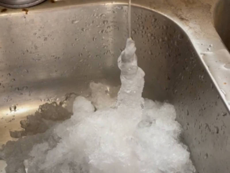美國冷到不行！網友實測打開水龍頭「水流秒凝成冰柱」