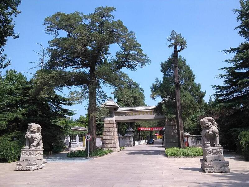 近日社群平台傳出，北京因為確診過世數量過多，已經無法預訂遺體運送車，許多往生者都是「坐」著私家車運抵北京市八寶山公墓。（圖擷取自「維基百科」）