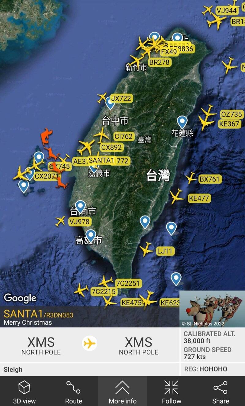 知名航班追踪网站「Flightradar24」也跟上这股追踪耶诞老人风潮，在自家网站上即时更新耶诞老人的位置，而航班唿号「SANTA1」的耶诞老人已悄悄于晚间9点11分左右过境台湾上空。（图撷取自温约瑟推特）(photo:LTN)