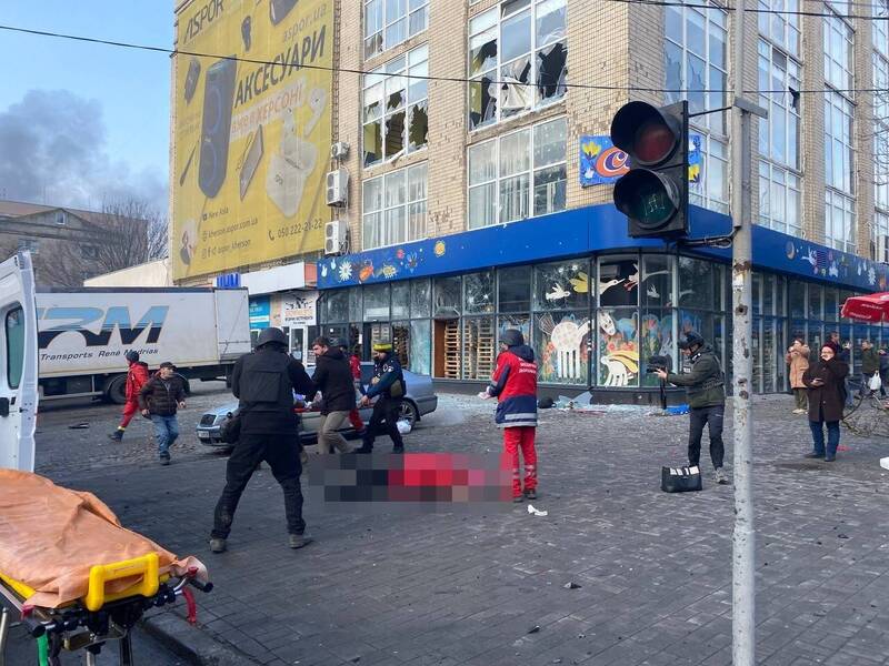 从泽伦斯基发布的照片可见，俄军的攻击造成不少车辆损坏起火，甚至有身穿耶诞老人服装的民众遇袭倒地不起。（图撷取自泽伦斯基推特）(photo:LTN)