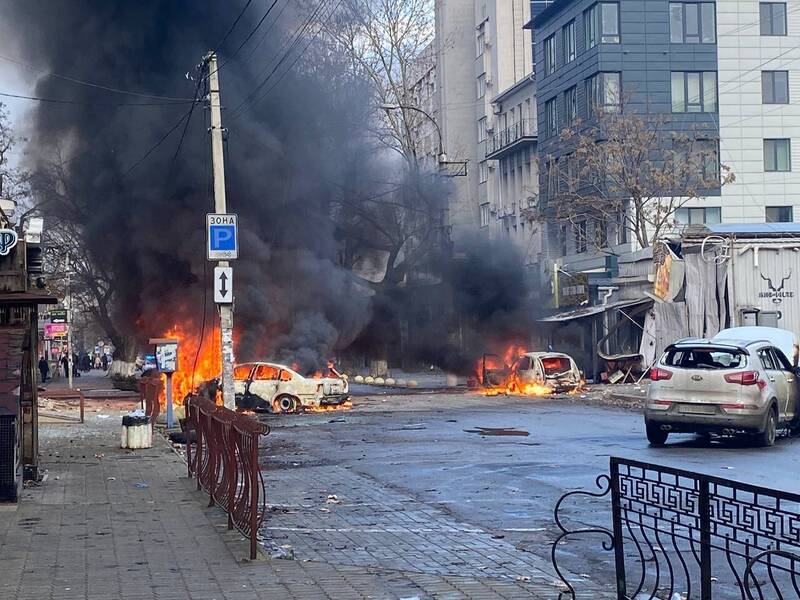 今（24）日是平安夜，然而俄军仍持续对乌克兰的攻势，南部大城赫尔松（Kherson）市区今日就遭攻击，造成严重死伤，乌克兰总统泽伦斯基（Volodymyr Zelenskiy）则严厉斥责俄罗斯是为了「恐吓和享乐而杀戮」。（图撷取自泽伦斯基推特）(photo:LTN)