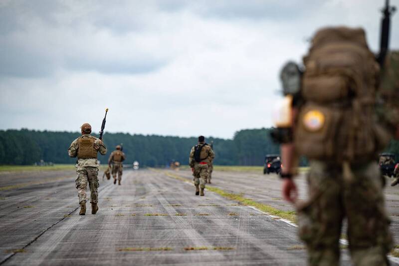 美國南卡羅萊納州空軍基地士兵擊中入侵者。（圖擷自Shaw Air Force Base臉書）