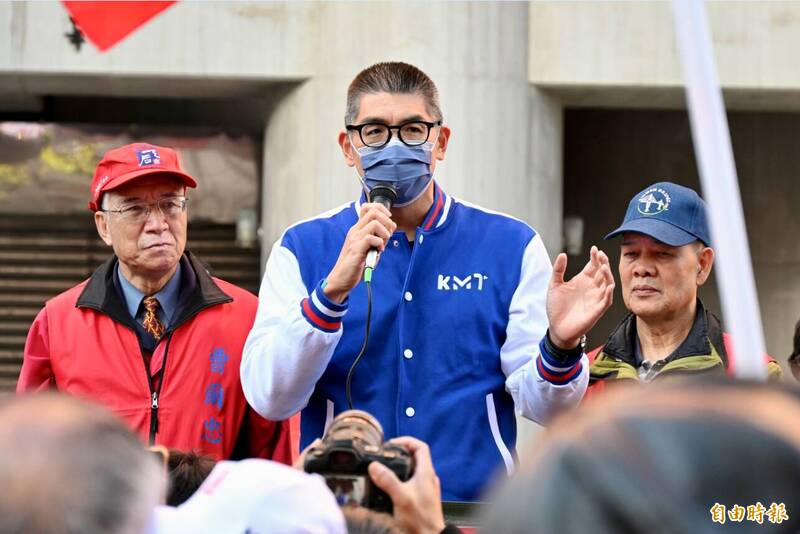 國民黨副主席連勝文（中）痛批退黨與民進黨康裕成搭檔角逐高雄正副議長的曾俊傑，「背叛選民的高雄汪精衞」。圖為連勝文今天下午出席「還我小三通」遊行。（記者叢昌瑾攝）