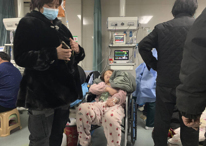 北京各医院被确诊患者塞爆，很多人只能在轮椅上吊点滴。 （美联社）