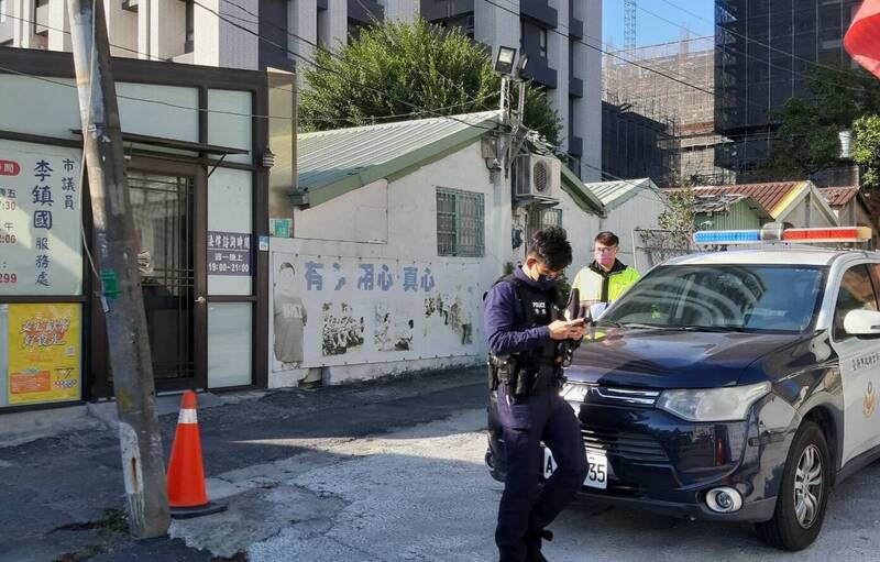 永康警分局加強巡邏國民黨市議員李鎮國的服務處、住家。（圖由民眾提供）