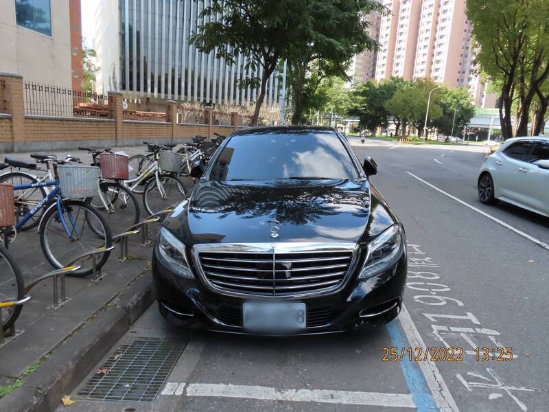 警方在辛亥路找到逃逸的黑色賓士轎車，車上駕駛逃逸無蹤。（記者姚岳宏翻攝）