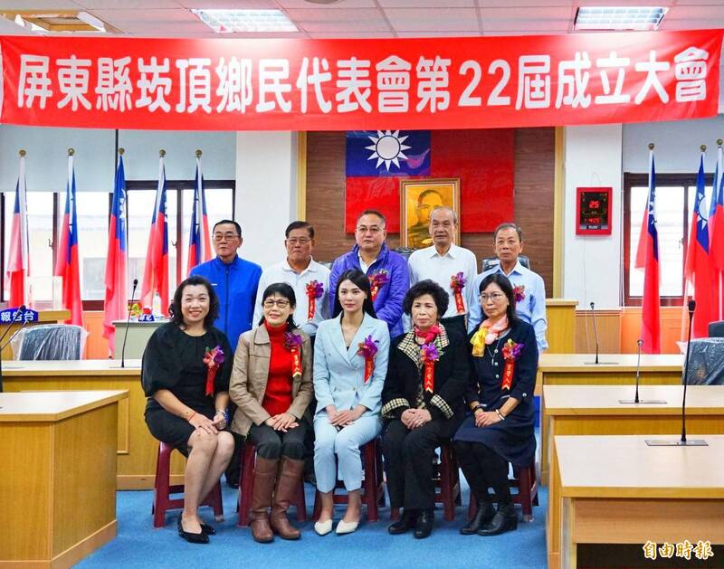 楊芷瑜(前排中)以11票全票當選鄉代會主席。(記者陳彥廷攝) 楊芷瑜(前排中)以11票全票當選鄉代會主席。(記者陳彥廷攝)