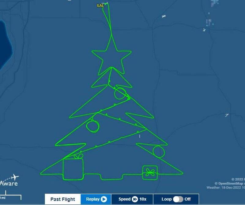 美国海军少校在接受飞行训练时，以飞机路径在空中画出耶诞树。（图撷自107-3 The Eagle推特）(photo:LTN)