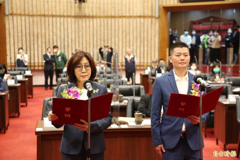 康裕成（左）、曾俊傑（右）昨宣誓就任高雄市議會正副議長。（記者李惠洲攝）