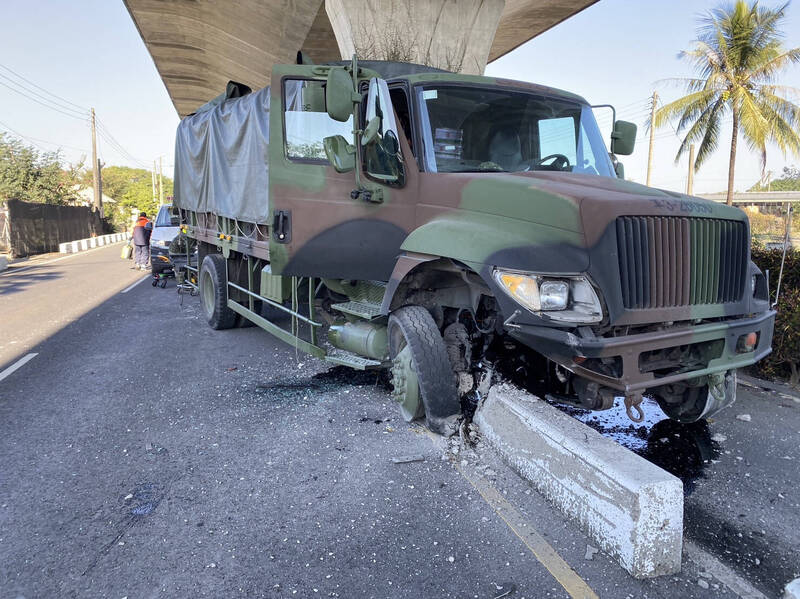 軍卡自撞車禍事發在國道高架橋下。（記者羅欣貞翻攝）