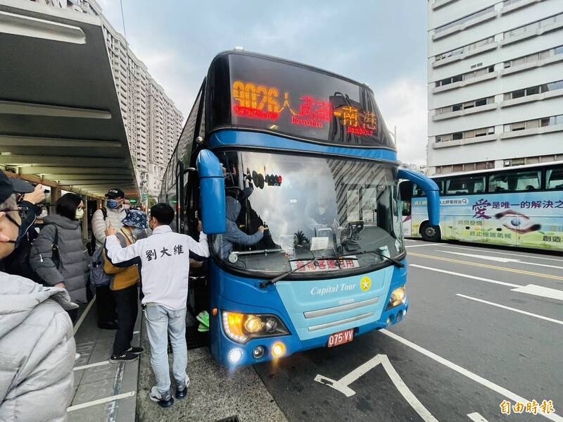 謝國樑今天早上上工第一天,一早6點45分就到基隆市安樂區橘郡社區公車站,關心9026國道客運通勤族的情況。(記者俞肇福攝) 謝國樑今天早上上工第一天,一早6點45分就到基隆市安樂區橘郡社區公車站,關心9026國道客運通勤族的情況。(記者俞肇福攝)