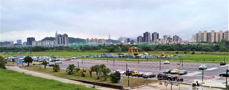 新北市政府擴建改善河濱公園停車場，圖為中和秀朗追風停車場擴建後。（高灘處提供）