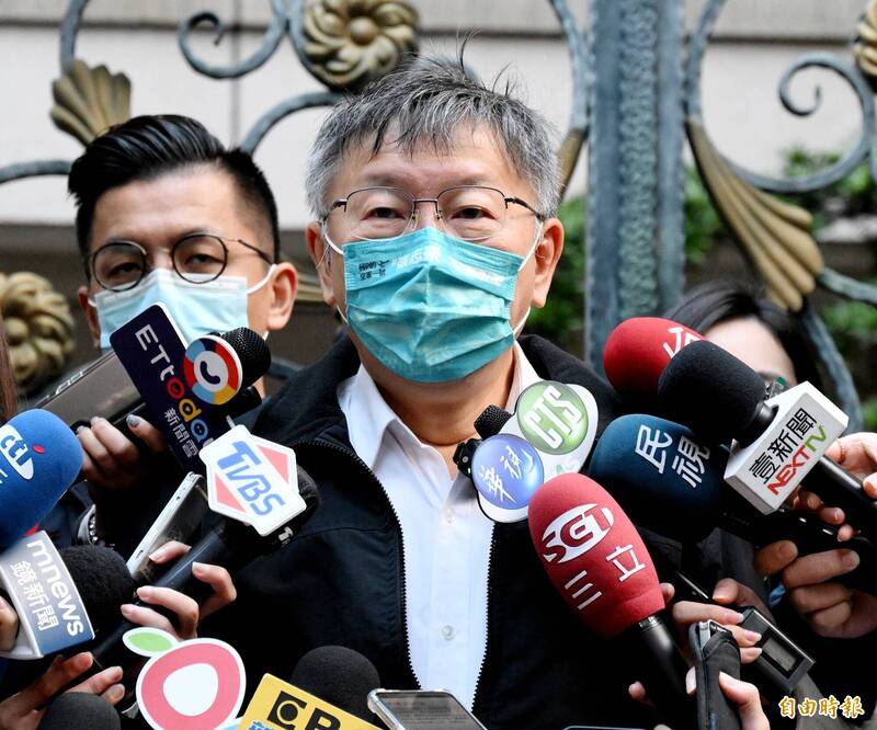 穿回醫師袍 柯P走路回台大上班 - 臺北市 - 自由時報電子報