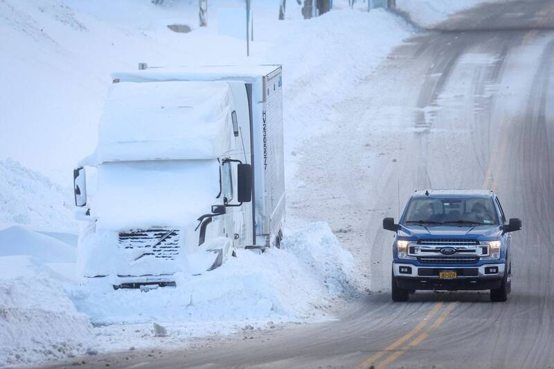 美国圣诞节假期遭遇冬季风暴来袭，纽约水牛城可见许多车子受困于雪堆。（路透）(photo:LTN)