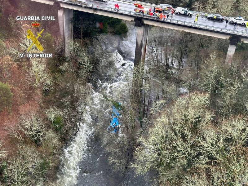 公车坠落河面，河面与桥梁有40公尺落差。（路透）(photo:LTN)