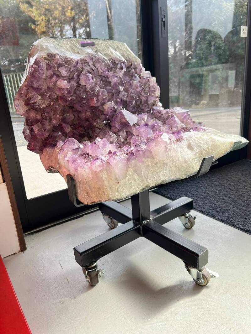 日本家具店售奢華「紫水晶椅子」網友驚呆：屁股感覺好痛..