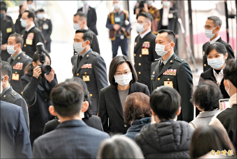 國防部昨舉行陸海空軍晉任將官勗勉典禮，總統蔡英文出席活動，向晉任將官及其家屬致意。（記者羅沛德攝）