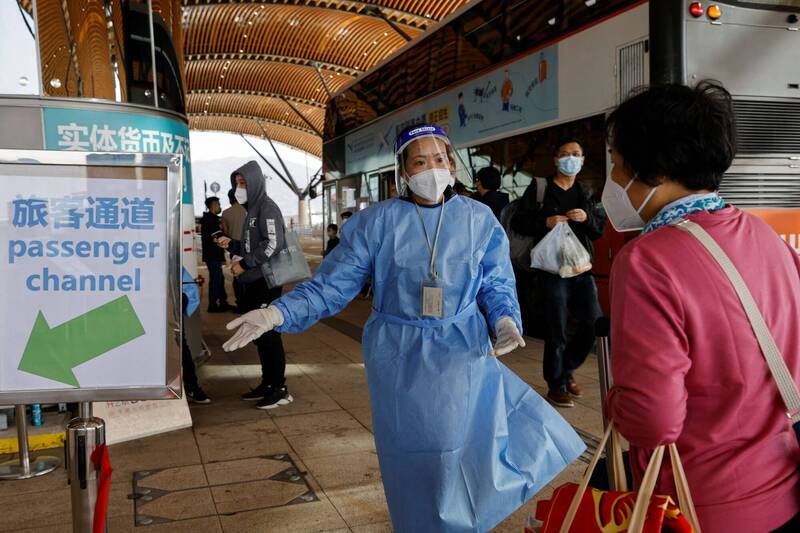 香港和中國可望在明年初恢復通關，專家質疑屆時將有大批中國旅客湧入香港，不僅造成香港疫情飆升，還將對醫療體系構成沉重壓力。圖為港珠澳大橋香港口岸的防疫工作人員。（路透）