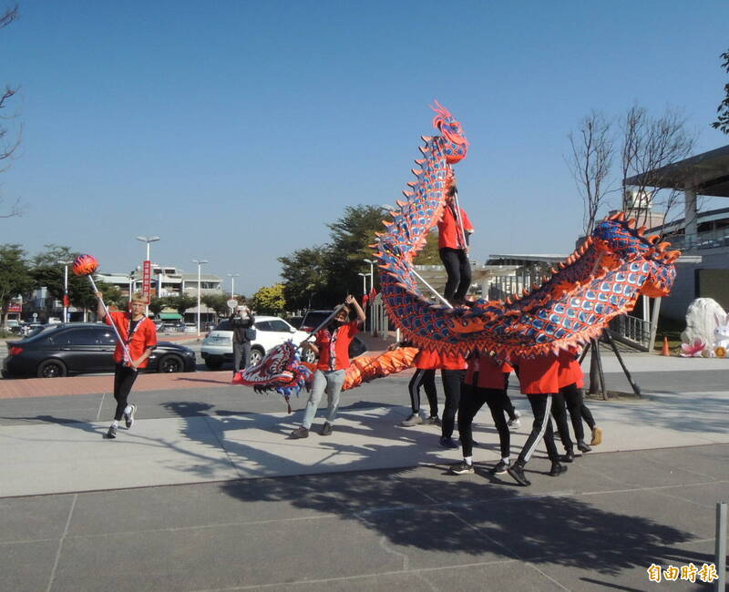 苗栗火旁龍系列活動，將於明年一月廿七日展開，苗栗市公所召開記者會啟動，祥龍表演，博得滿堂彩。（記者張勳騰攝）