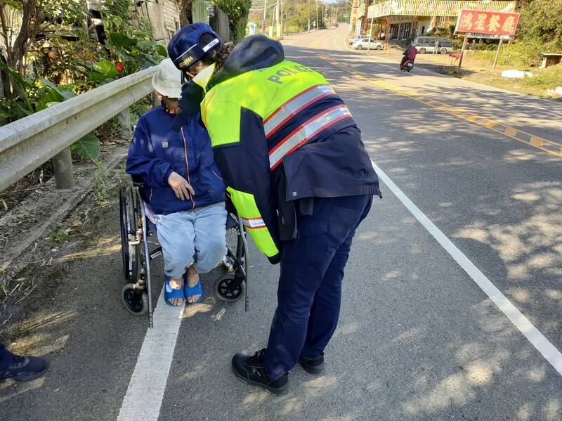 好想回家！ 邱姓老翁坐著輪椅溜出安養院，暖警苦口婆心勸導送返機構。（記者李容萍翻攝）