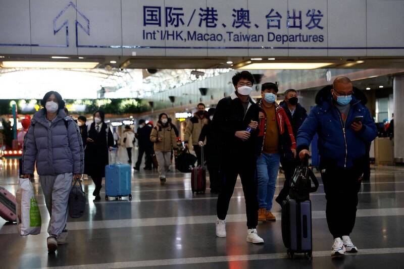 中国宣布，明年1月8日起，取消入境中国后全员核酸检测和集中隔离等措施。但是小老百姓和旅行社认为，要恢复到类似常态，还得花点时间。图为北京机场。（路透）(photo:LTN)