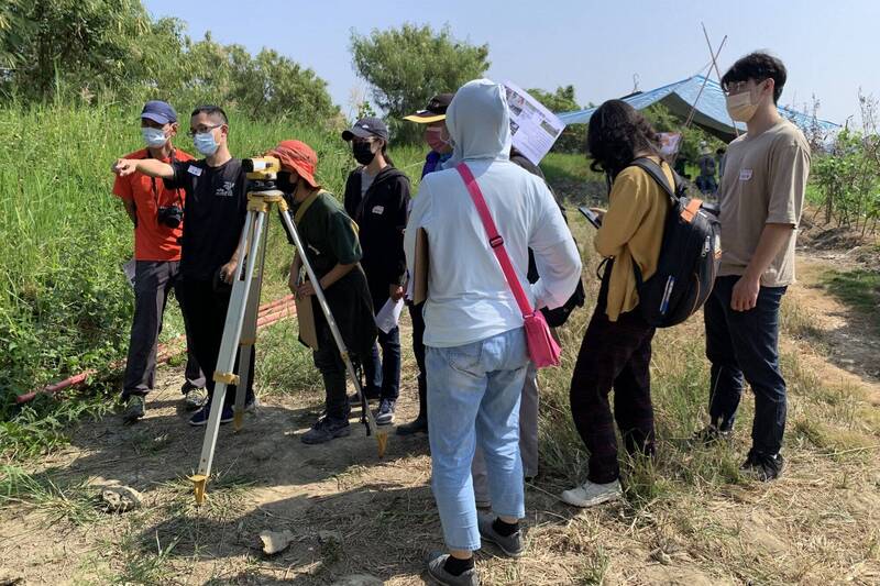 台南市文化資產管理處委託成功大學考古學研究所執行西拉雅考古計畫，除邀請西拉雅族青年參與，也辦理推廣活動，號召民眾了解考古發掘成果，更實際到探坑內參與發掘工作等。（中央社）