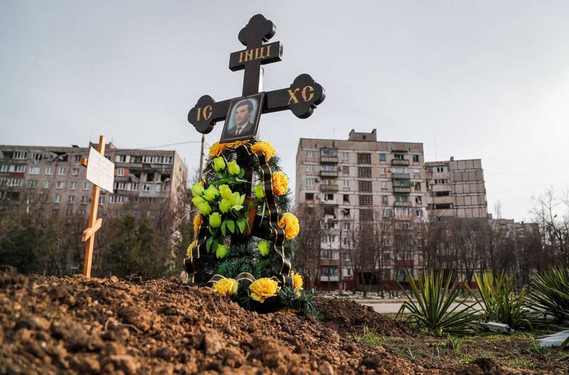 俄罗斯围攻乌克兰马立波数月，造成严重死伤，图为马立波一处战火丧生者的坟墓。（路透资料照）(photo:LTN)