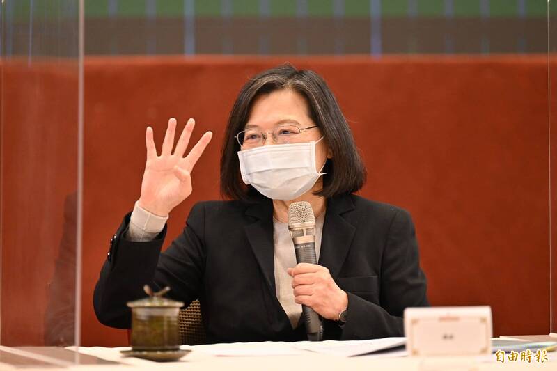 總統蔡英文下午親自宣布義務役的役期恢復為1年；未來全民國防體系將防衛作戰兵力區分四個領域，分為主戰部隊、守備部隊、民防系統、後備部隊。（記者塗建榮攝）