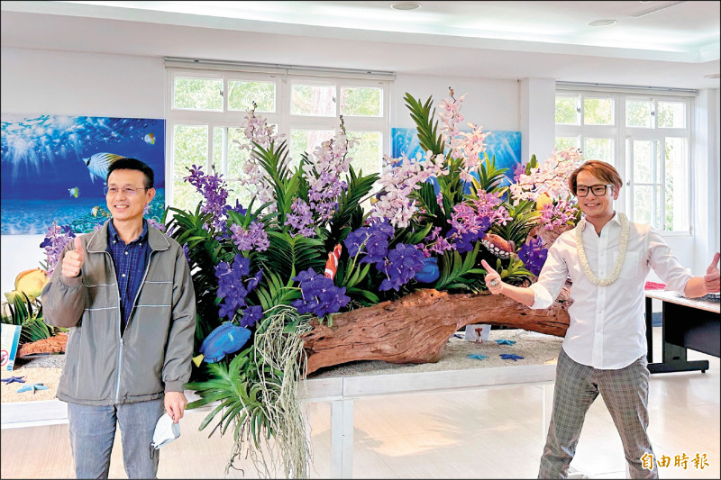 藍米克（右）現身會場為活動設計極具海洋意象的大型花藝作品。（記者蔡宗憲攝）