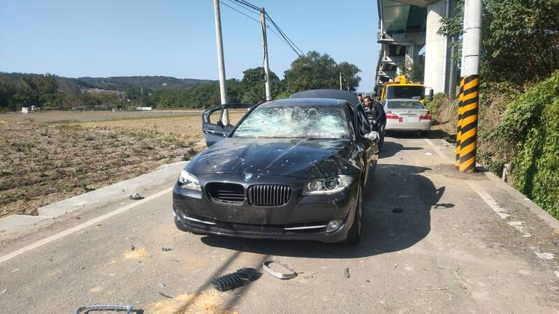 國道1號銅鑼交流道系統高架下一處工地旁產業道路今天發生兩派人馬衝突事件，賓士、BMW等多輛汽車被砸毀。（民眾提供）