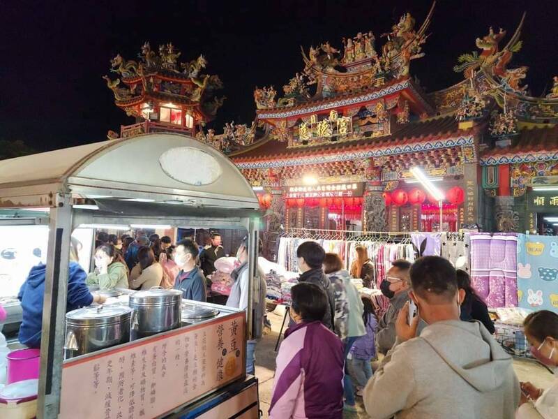 日南夜市結束營業，小吃攤大排長龍。（記者張軒哲翻攝）