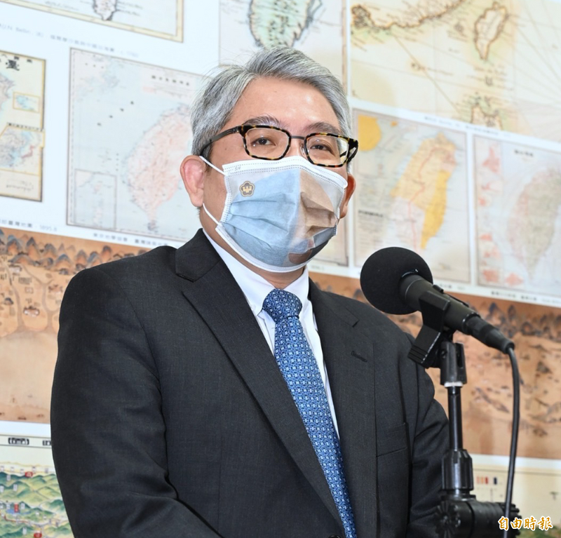 內政部代理部長花敬群今日上午受訪表示,因為全民國防政策需求,與國際情勢及台灣戰略地位等因素,現階段針對94年次後役男,停止申請研發替代役。(記者劉信德攝)
內政部代理部長花敬群今日上午受訪表示,因為全民國防政策需求,與國際情勢及台灣戰略地位等因素,現階段針對94年次後役男,停止申請研發替代役。(記者劉信德攝)